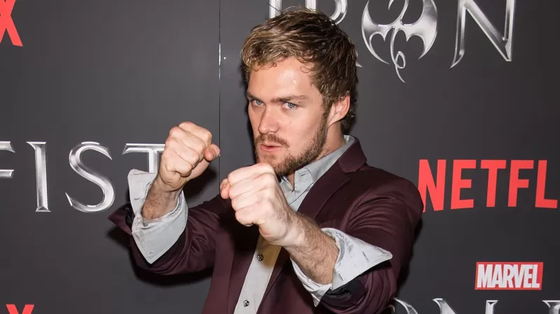 Finn Jones promet de réduire au silence les critiques d'Iron Fist